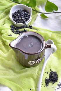 黑豆芝麻豆浆做法,营养早餐新选择，简单易做养生饮品